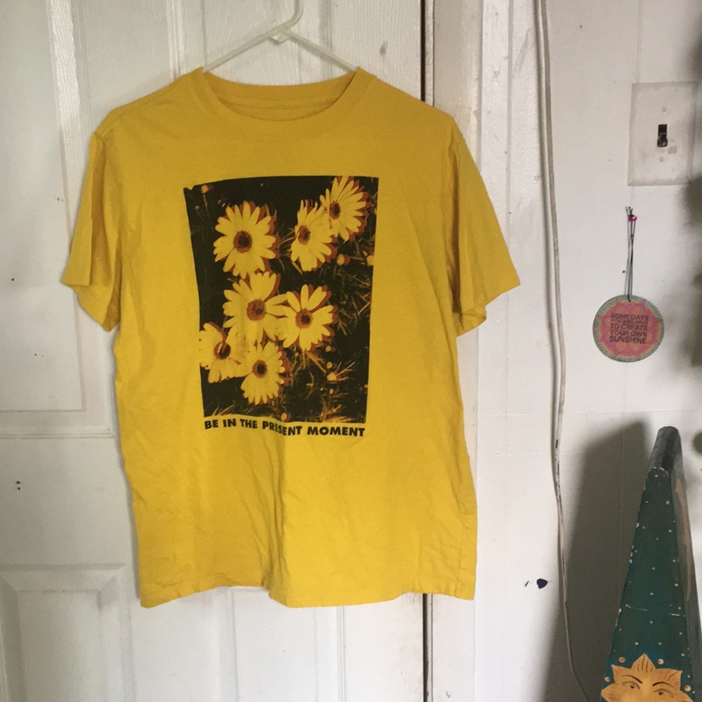 be in the present moment floral tee